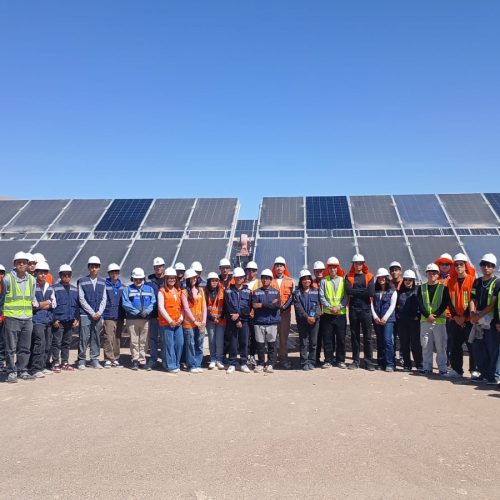 CDEA-UA acerca a nuevos estudiantes de Ingeniería Eléctrica a la experiencia real de la industria solar en la bienvenida 2026