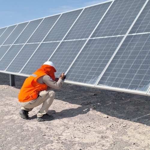 Investigación aplicada en plantas solares del norte busca optimizar eficiencia energética en condiciones desérticas extremas