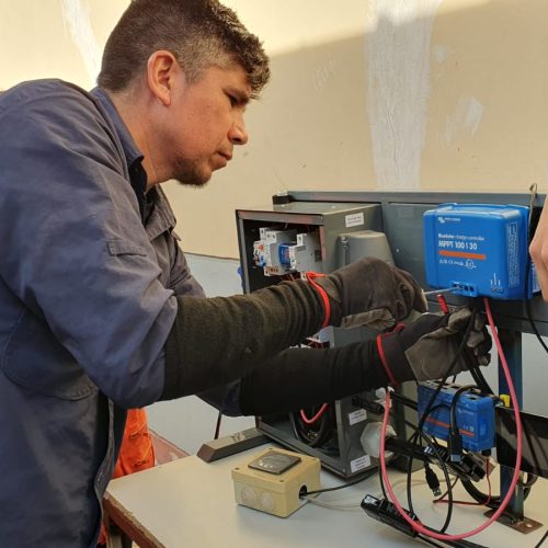 Capacitan a taltalinos en el uso de paneles fotovoltaicos