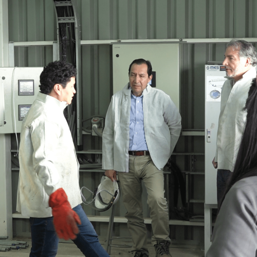 Ejecutivos de Komatsu Cummins visitaron instalaciones de la UA y CDEA